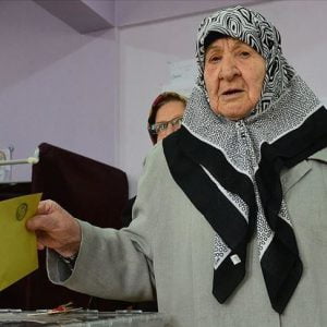 عمرها 107.. مسنة تركية تصوت بالمجيء مشياً الى مركز الإقتراع