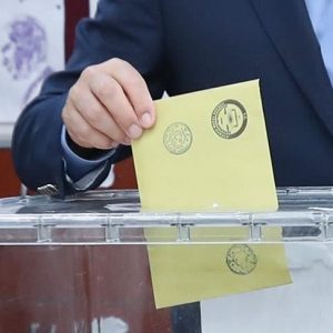 وزيرا الخارجية والداخلية التركيين يقترعان في الانتخابات المحلية (فيديو)