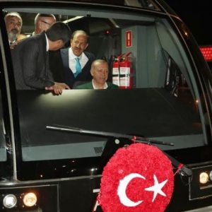 أردوغان يفتتح خط ترام جديد بأنطاليا ويقود أول رحلة (صور+فيديو)