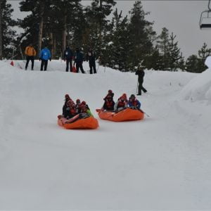 سفراء 37 بلدا في تركيا يخوضون مغامرة التزلج على الثلوج