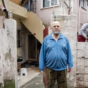 مجهول يلقي مظاريف مليئة بالنقود في بيوت فقراء أحد أحياء إسطنبول