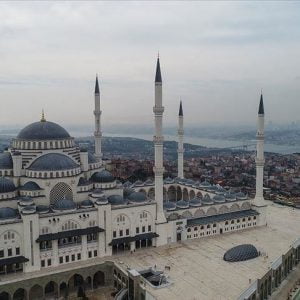 إسطنبول.. مسجد “تشامليجا” يصدح بأول أذان