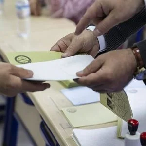 زعيمة حزب “إيي” والرئيسان المشاركان لـ”الشعوب الديمقراطي “يقترعون بالانتخابات المحلية التركية