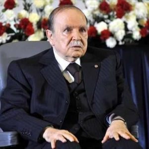 الرئيس الجزائري يعلن عن سلسلة قرارات هامة أبرزها سحب ترشحه لولاية خامسة