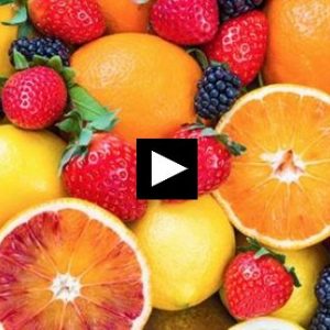 بالفيديو.. ملايين المشاهدات لأغرب طريقة لتقشير الفاكهة!!