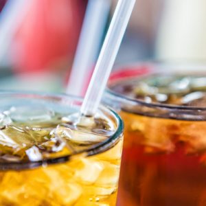10 أسباب صحية ستبعدك عن المشروبات الغازية السكرية