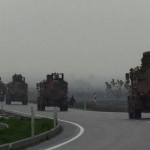 تعزيزات عسكرية تركية ضخمة تصل الحدود مع سوريا
