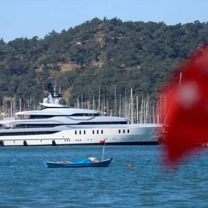 بالصور.. يخت روسي فاخر يتزوّد بالوقود في موغلا التركية