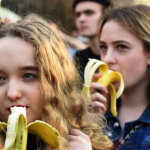 تظاهرة لتناول الموز تجتاح وسائل التواصل في بولندا