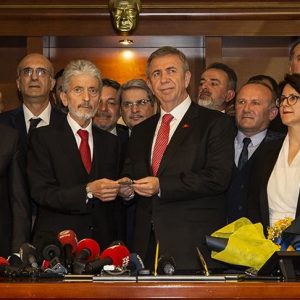 مرشح المعارضة الفائز يتسلم بلدية أنقرة من سلفه (صور)