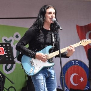 فنان تركي يحيي حفلاً موسيقياً في أعزاز السورية