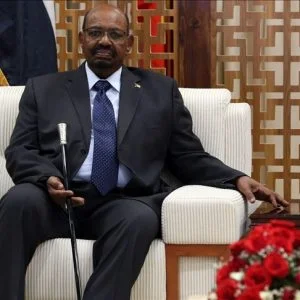 أول فيديو متداول للحظة حصر الأموال من “قصر البشير”