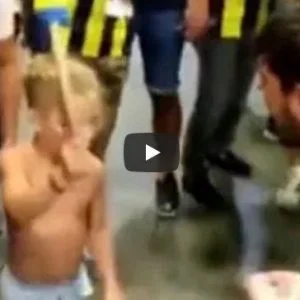 طفل تركي يتدرب على التشجيع بطريقة مثيرة (فيديو)