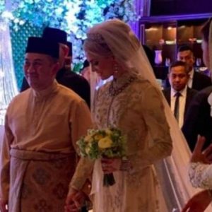 بالصور.. بعد زواج الملك من ملكة الجمال الروسية، ولي العهد الماليزي يتزوج من فاتنة سويدية!!