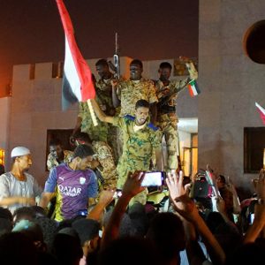 “العسكري السوداني” يتخلى عن 3 من أعضائه… والمجلس يوضح