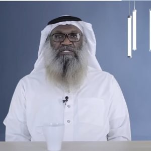 شيخ سعودي يفجر جدلاً واسعاً في المملكة.. ماذا قال عن الرقص والغناء والتصفيق (فيديو)
