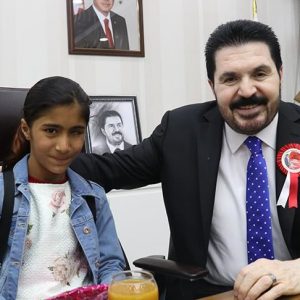 بعيد الطفولة التركي… طفلة سورية رئيسةً لبلدية ولاية أغري