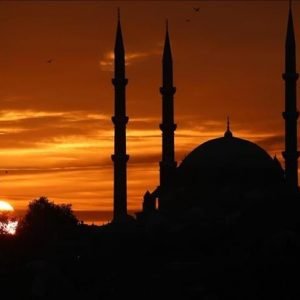 مؤذن تركي يُبهر الزوار بمقامات الأذان (فيديو)