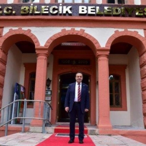 رئيس بلدية تركي معارض يزيل معالم عثمانية عن مدخل مقره (صور)