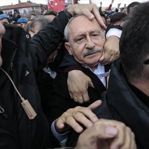 شاهد بالفيديو.. لحظة الاعتداء على زعيم المعارضة التركية في أنقرة