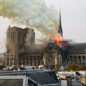 حريق هائل في كاتدرائية نوتردام التاريخية وسط باريس (فيديو)