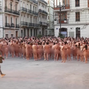 مئات الأشخاص يتعرون في شوارع إسبانيا!! (فيديو)