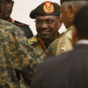 صحيفة سودانية: هذا ما أوصى به البشير قيادة الجيش بعد تبليغه قرار عزله