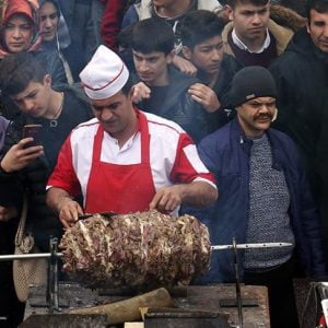 في مهرجان تركي.. توزيع نصف طن كباب بالمجان