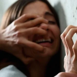 شاب يعترف باغتصاب 300 فتاة