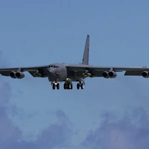 الصور الأولى لقاذفة “بي-52” الأمريكية النووية في قاعدة “العديد” في قطر