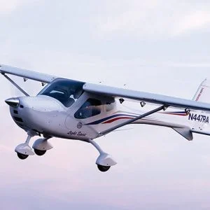 فتاة بدون ذراعين تقود طائرة بقدميها (فيديو+صور)