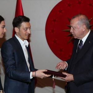 أوزيل وملكة جمال تركيا يعقدان قرانهما يونيو المقبل بإسطنبول