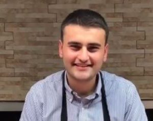 أشهر طباخ تركي يعرض الزواج على شابة جزائرية.. شاهد رد فعلها (صور،فيديو)