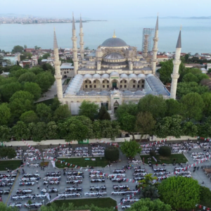 “السلطان أحمد” يستقبل آلاف الصائمين على مأدبة الإفطار (صور)