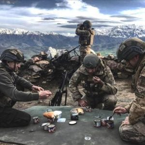 قوات تركية تتناول أول وجبة إفطار برمضان على ارتفاع 1650 مترا