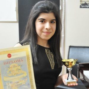 فتاة تركية تحتل المركز الثاني في مسابقة دولية للعزف على البيانو