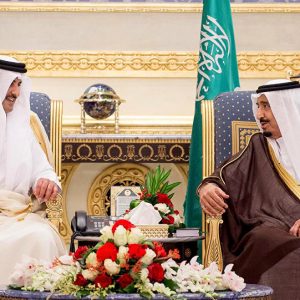 أمير قطر يتلقى رسالة عاجلة من الملك سلمان