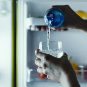 أيُّها أفضل صحياً: مياه الصنبور أم المعبَّأة في زجاجات أم المفلترة؟