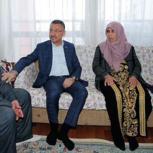 نائب أردوغان يزور أسرة مواطن استشهد بمذبحة المسجدين في نيوزيلندا