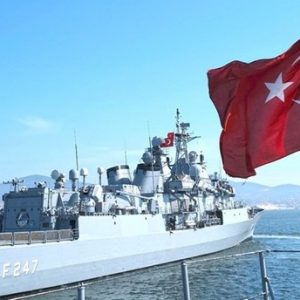 قارب يوناني يتحرش بسفينة تركية حربية في المياه الدولية