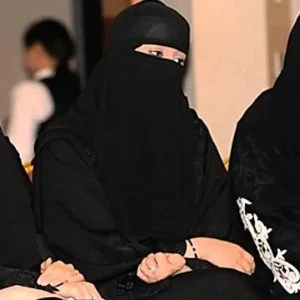 غضب واستياء في السعودية من مقطع فيديو لمدير لبناني مع موظفتين سعوديتين