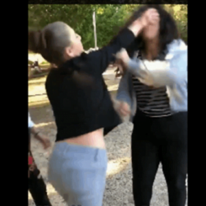 بالفيديو: فتاة تعتدي على أخرى بوحشية!!