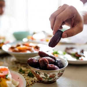 مشروب سحري لمنع العطش والجوع في رمضان.. مكوناته موجودة بكل مطبخ!