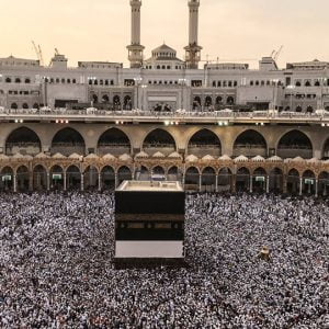 أمطار غزيرة في الحرم المكي لأول مرة في رمضان (فيديو)