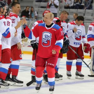 بوتين يسقط على وجهه أمام الجماهير خلال مباراة للهوكي (فيديو)