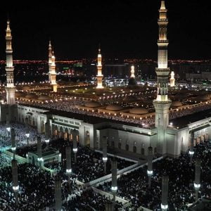 مشاجرة عنيفة بجوار المسجد النبوي (فيديو)