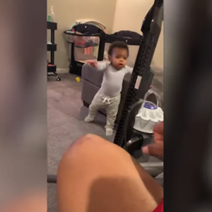بالفيديو .. أب يخيف طفلته لتعليمها المشي