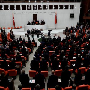 كارثة كادت تحدث في البرلمان التركي (صور)