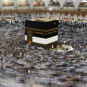 بالفيديو: معتمرة ترتدي ملابس إحرام الرجال داخل الحرم المكي !!!