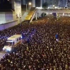 فيديو لسيارة إسعاف تخترق مظاهرة مليونية بسرعة خيالية في هونغ كونغ